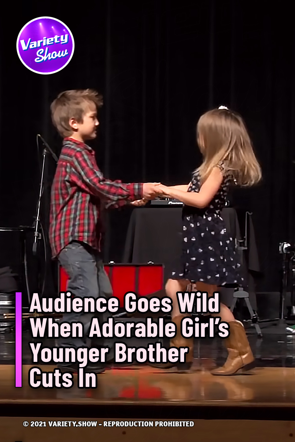 Audience Goes Wild When Adorable Girl’s Younger Brother Cuts In