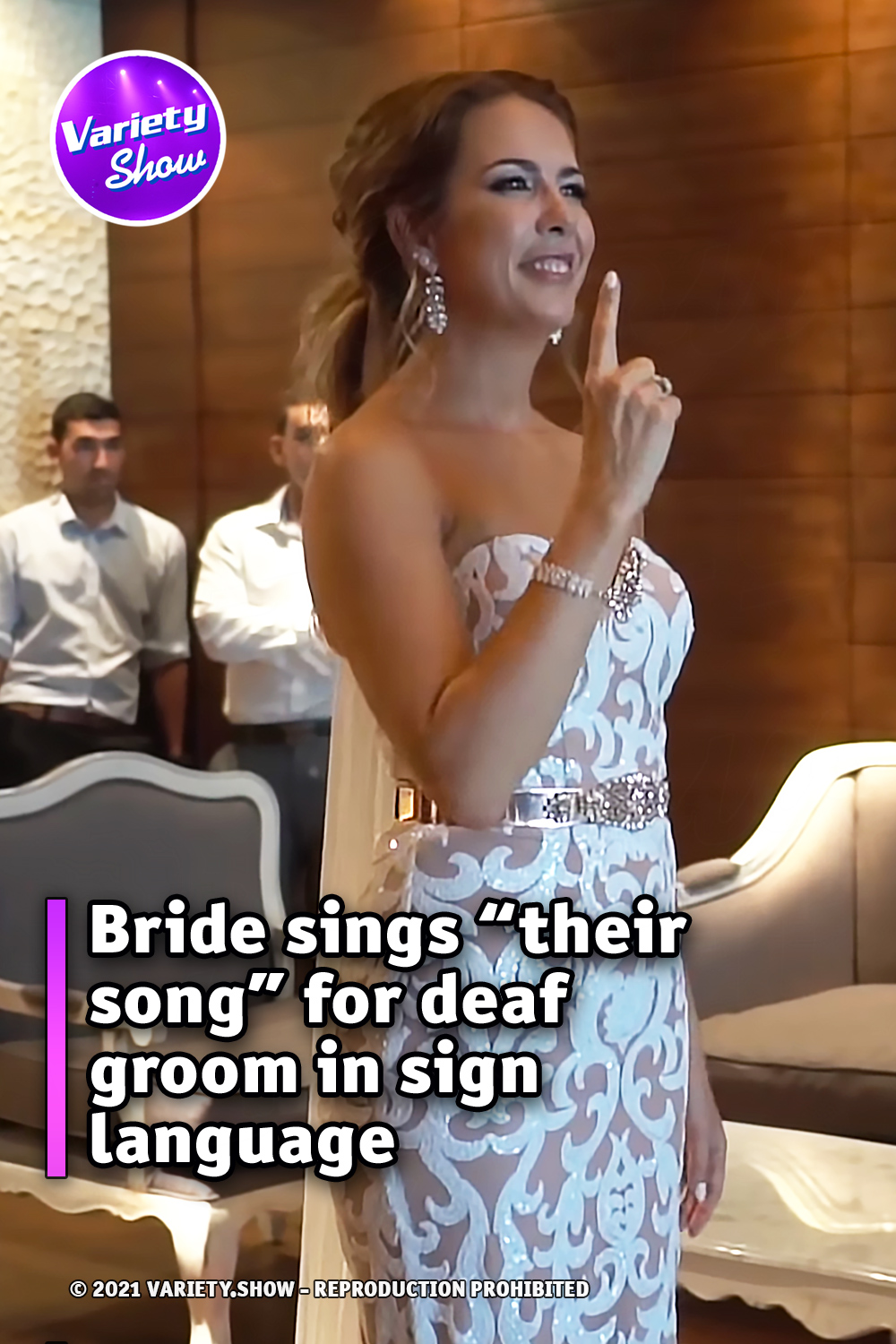 Bride sings “their song” for deaf groom in sign language